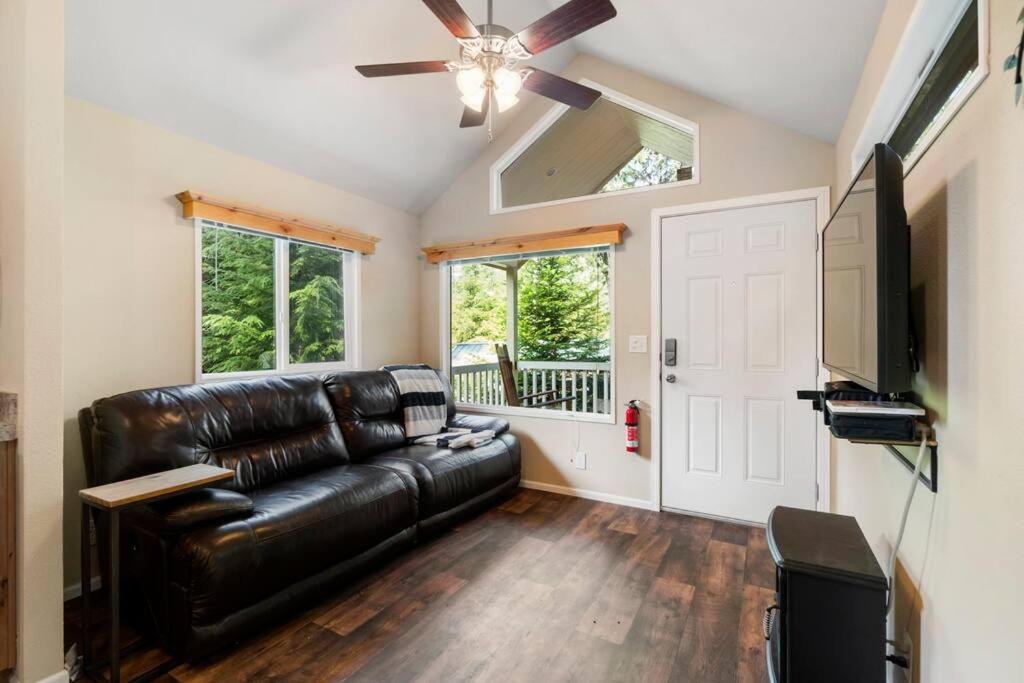 New Tiny Home Steps Away From Mt. Rainier Эшфорд Экстерьер фото